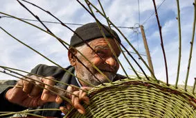 سبد بافی هنر دست مردان روستایی کهگیلویه و بویراحمد/ ویدئو