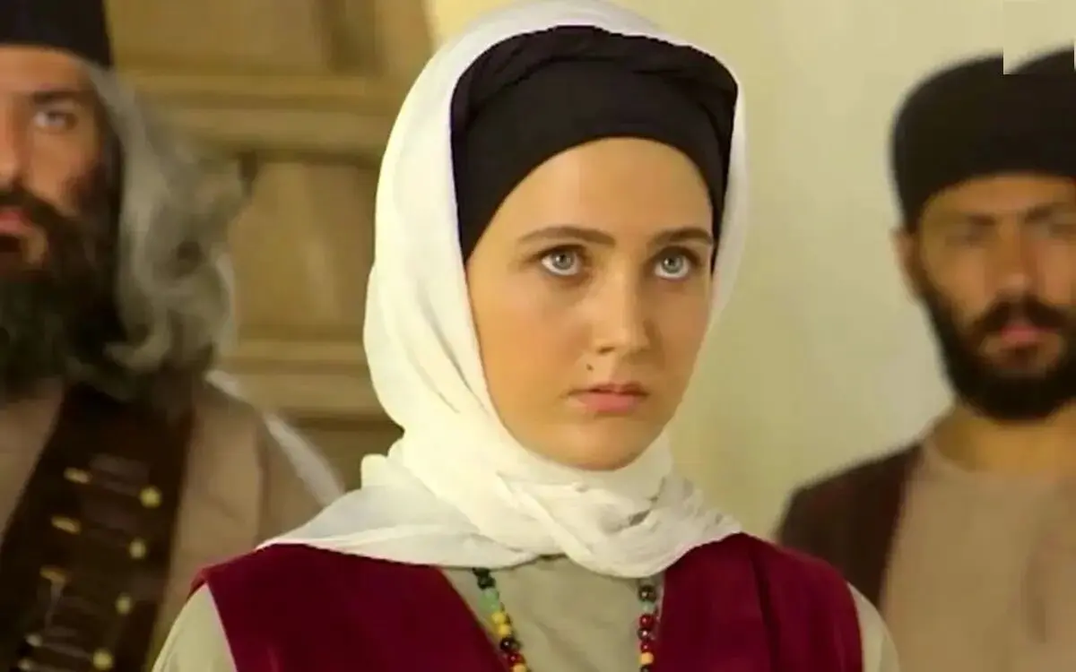 چهرۀ بانو سریال سوجان در 19 سالگی در اتاق گریم یک تئاتر/ عکس