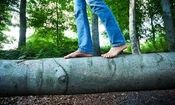 چرا راه رفتن با پای برهنه می‌تواند برای پاها مفید باشد؟