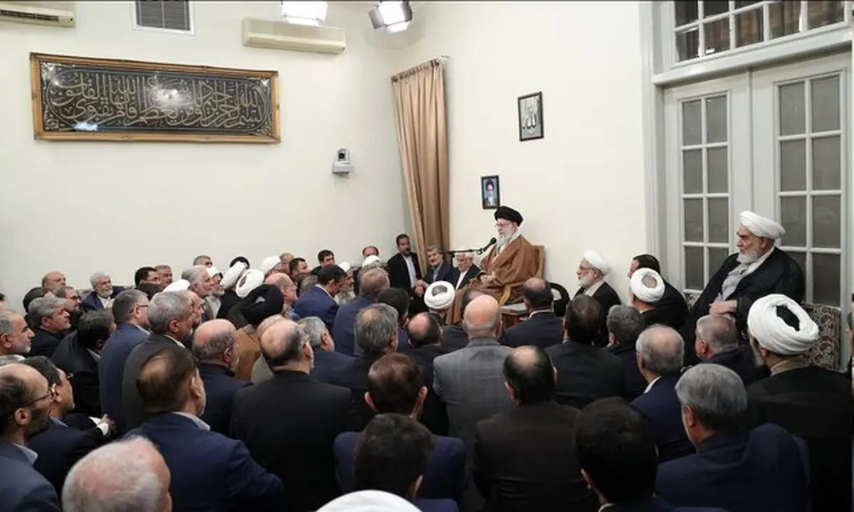 رهبر انقلاب: نه به صورت افراطی به گفتگوهای عمان خوشبین هستیم و نه به صورت افراطی بدبین/ این گفتگوها یکی از ده‌ها کار وزارت خارجه است/حرکتی است که تصمیم‌گیری شده و در قدم‌های اول هم خوب اجرا شده است/ به طرف مقابل خیلی بدبین هستیم