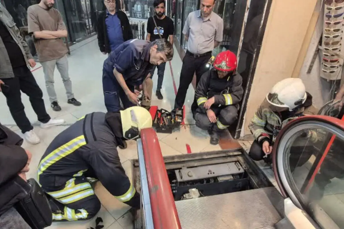 آتش‌سوزی در مجتمع تجاری میدان ۱۷ شهریور مشهد/ دود غلیظ سقف طبقه همکف با توربوفن تخلیه شد