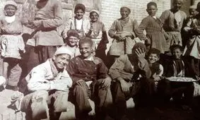 سفر به ایران قدیم؛ کودکان عهد قاجار در کنار عمارت استخردار اعیانی