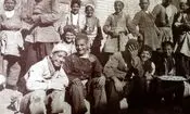 سفر به ایران قدیم؛ کودکان عهد قاجار در کنار عمارت استخردار اعیانی