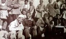 سفر به ایران قدیم؛ کودکان عهد قاجار در کنار عمارت استخردار اعیانی