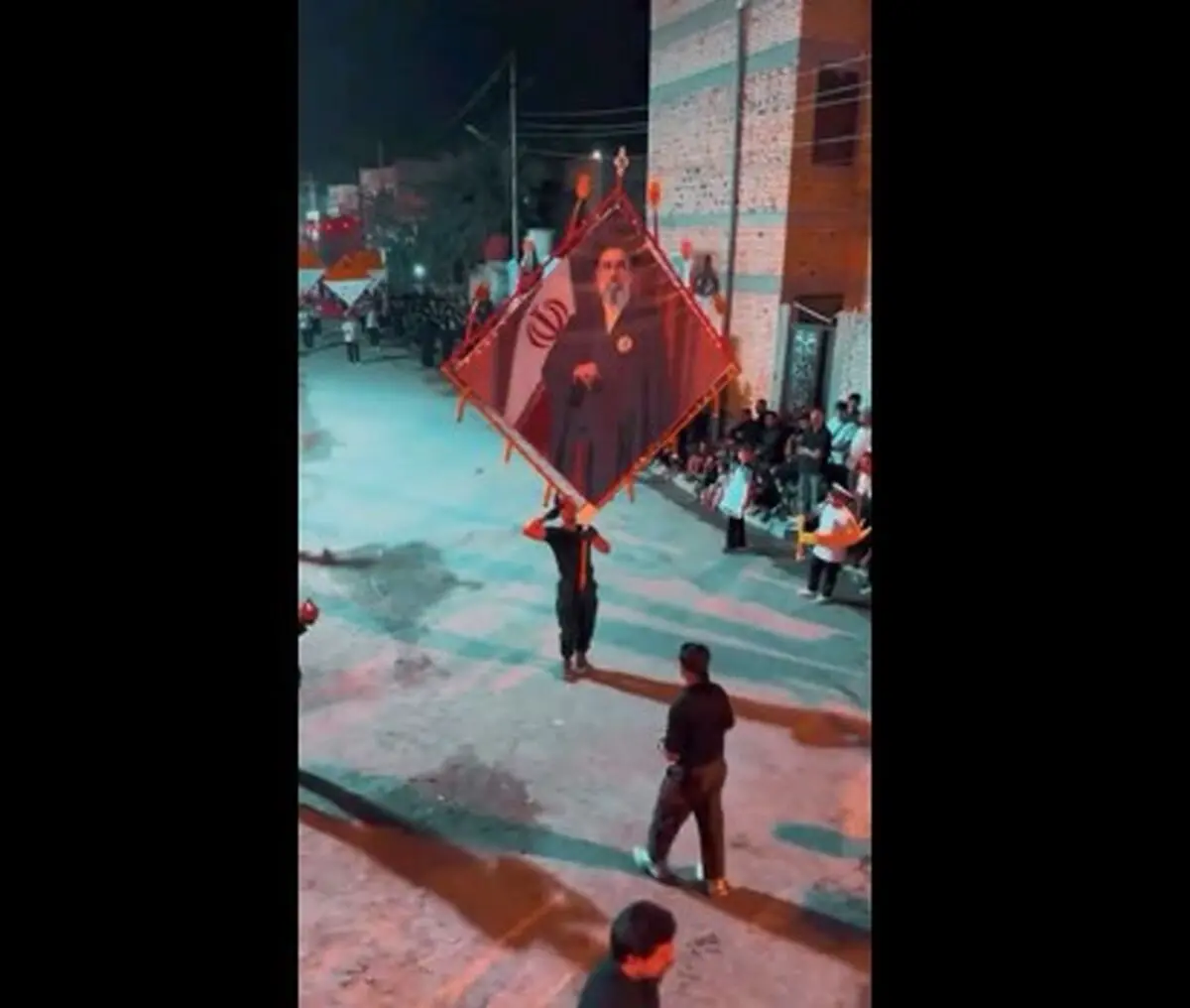 حضور تصویر آیت‌الله سید مجتبی خامنه‌ای در دسته عزاداری شیعیان عراق/ ویدئو