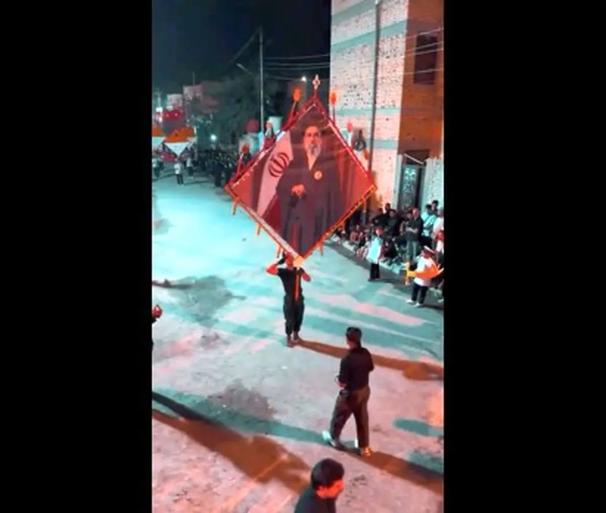 حضور تصویر آیت‌الله سید مجتبی خامنه‌ای در دسته عزاداری شیعیان عراق/ ویدئو