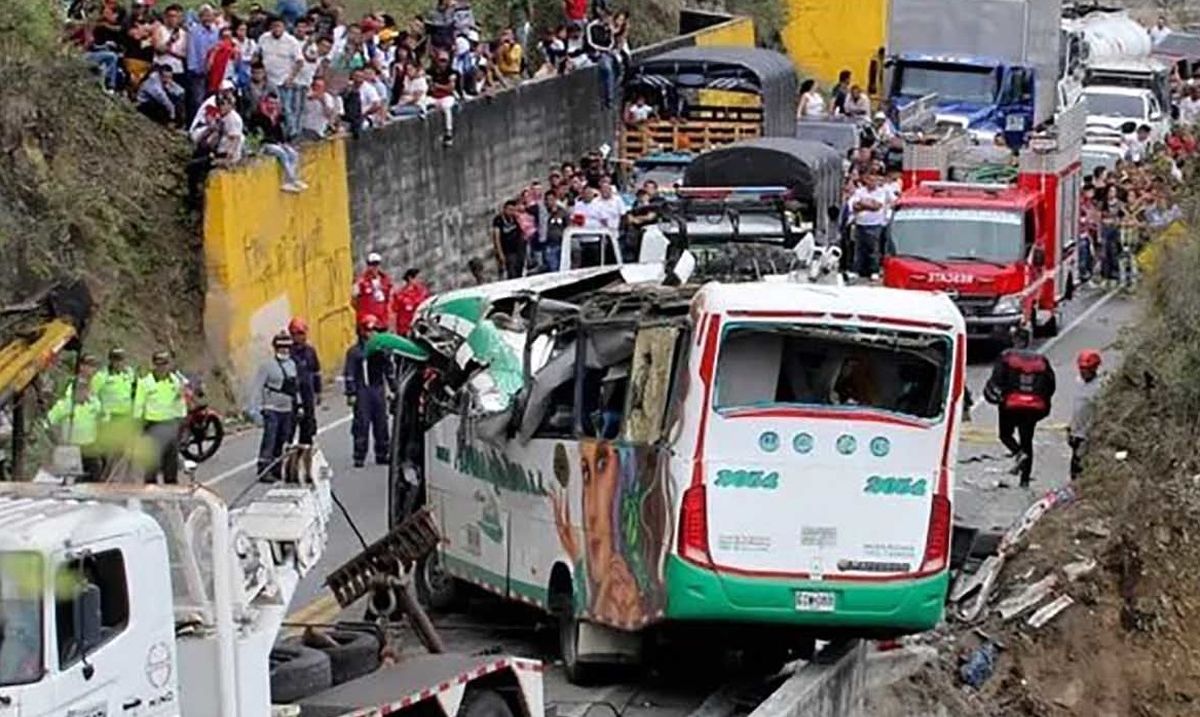مرگ 20 کلمبیایی در واژگونی اتوبوس مسافربری