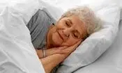 چرا سالمندان معمولاً زودتر از خواب بیدار می‌شوند؟