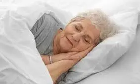 چرا سالمندان معمولاً زودتر از خواب بیدار می‌شوند؟