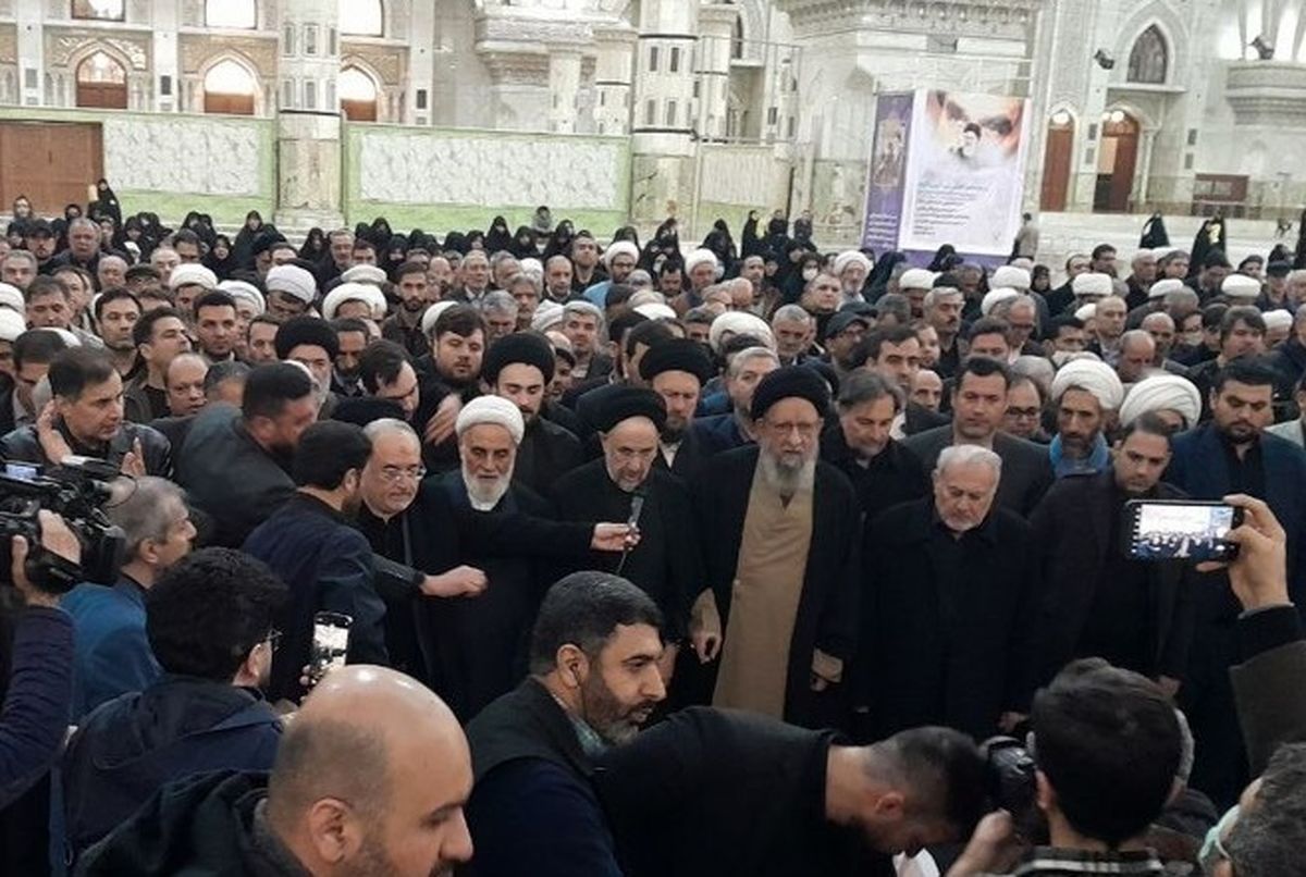 اقامه نماز میت بر پیکر آیت الله موسوی بجنوردی توسط سید محمد خاتمی/ ویدئو مراسم تشییع