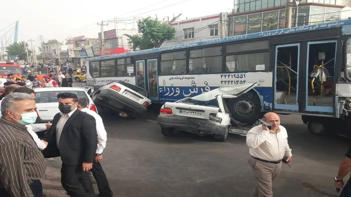 انحراف اتوبوس در کرج یک مصدوم برجای گذاشت/ تصاویر