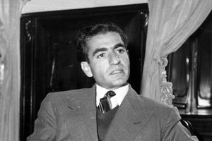 سفر در زمان؛ «محمدرضا پهلوی، فوزیه و شهناز» در محوطه سعدآباد؛ اوایل دهه 20/ عکس


