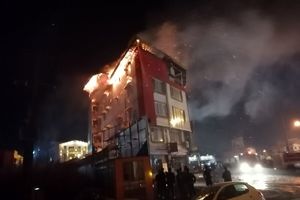 مهار آتش سوزی یک ساختمان تجاری در رودسر