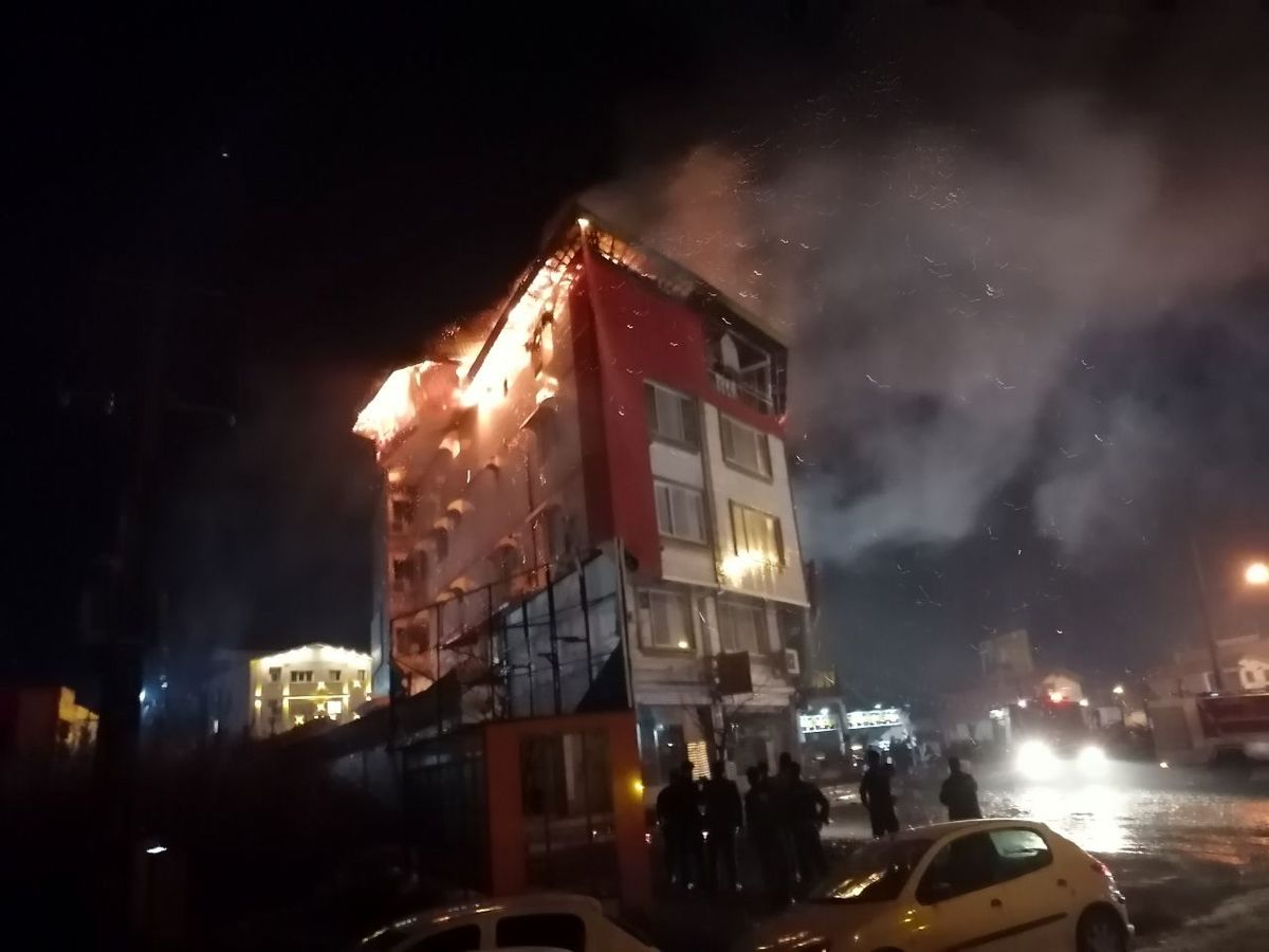 مهار آتش سوزی یک ساختمان تجاری در رودسر