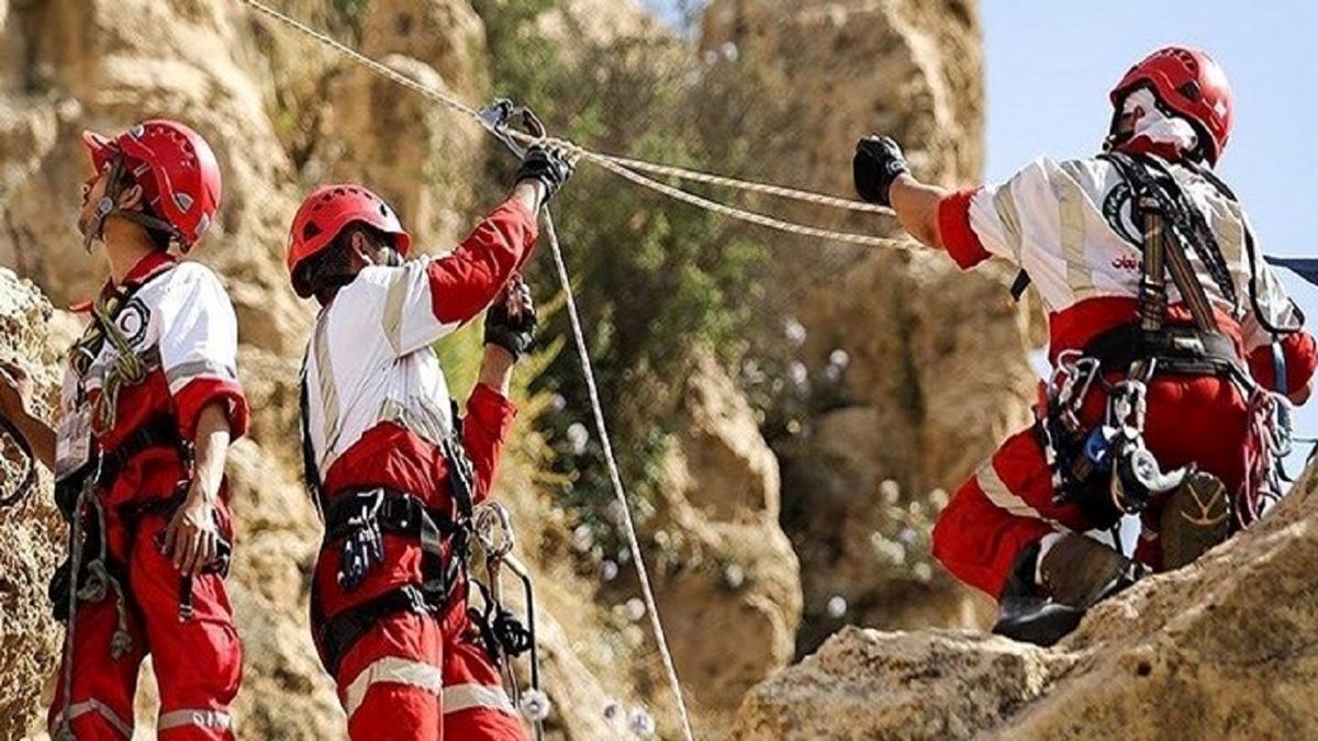نجات کوهنوردان گرفتار در ارتفاعات زردکوه چهارمحال و بختیاری