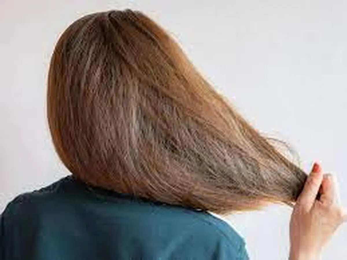 چه چیزی باعث خشکی مو می شود؟