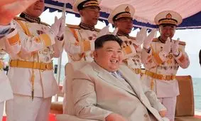  کره شمالی نخستین زیردریایی اتمی خود را به آب انداخت