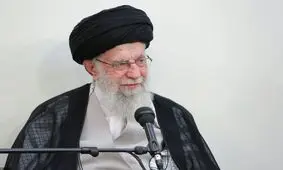 اذان و اقامه گفتن رهبر انقلاب در گوش نوزاد شهید حمزه جهاندیده/ تصاویر

