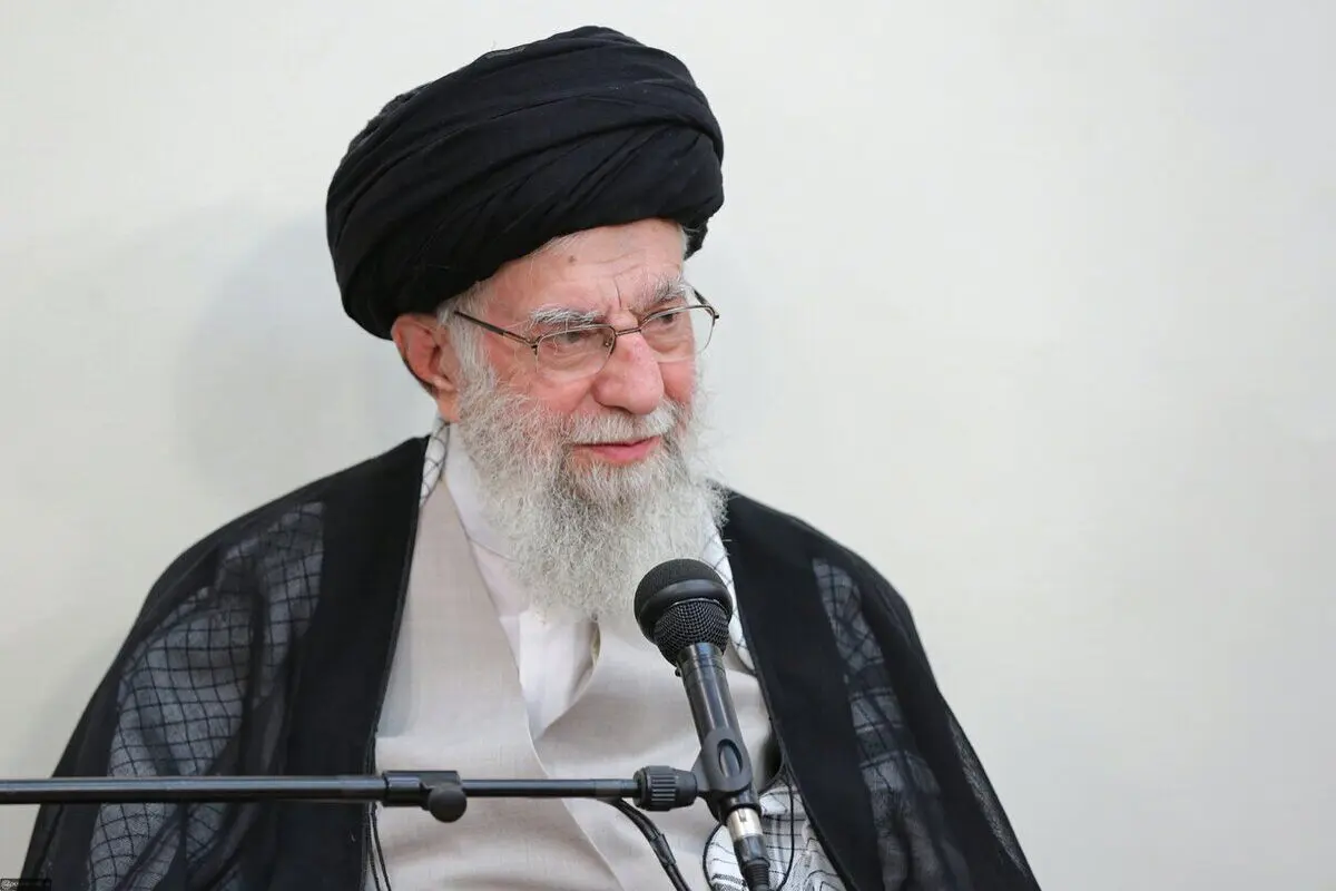 اذان و اقامه گفتن رهبر انقلاب در گوش نوزاد شهید حمزه جهاندیده/ تصاویر

