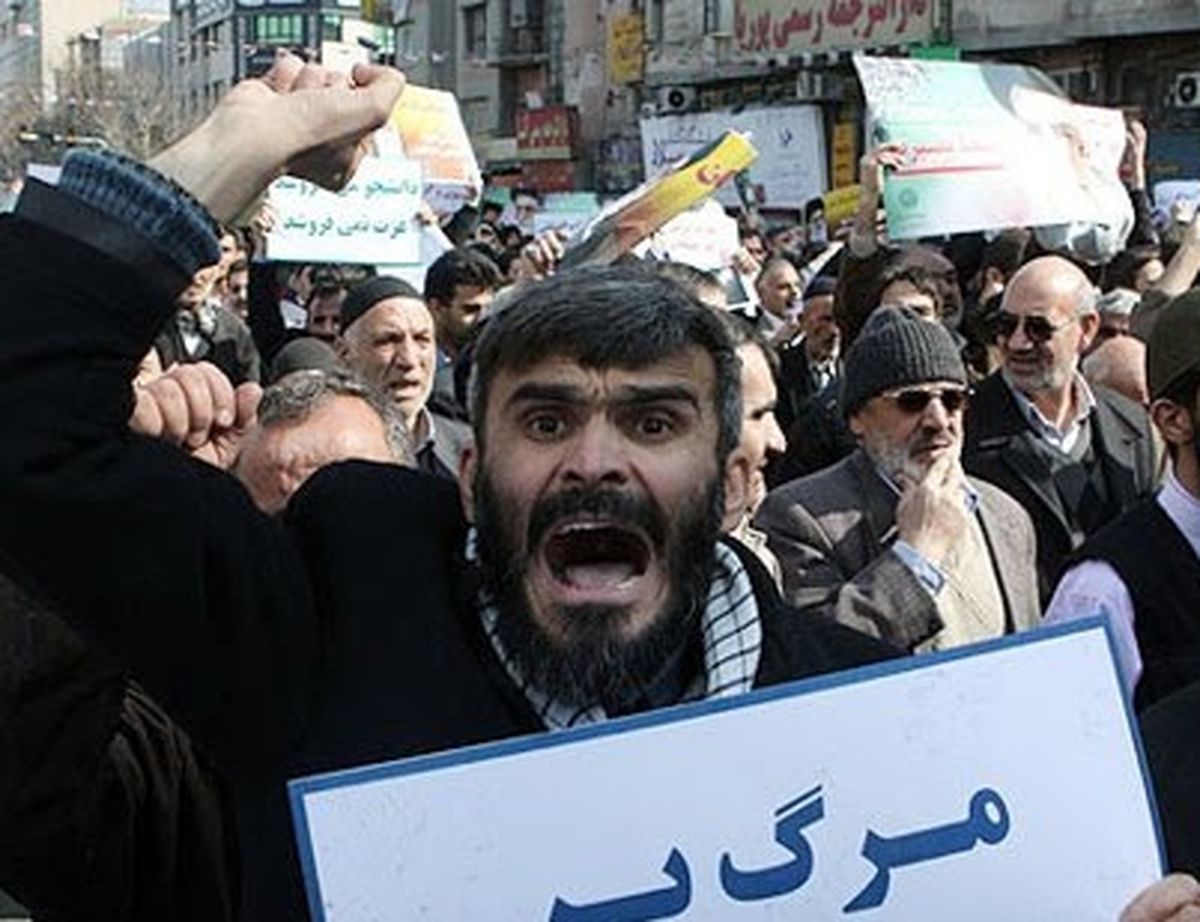 بسیجی معروف در تجمع اعتراضی مقابل سفارت انگلیس در تهران/ عکس