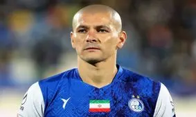 بوسه همسر ستاره استقلال بر دستان او