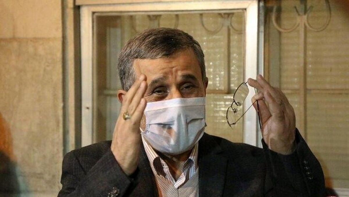 احمدی‌نژاد مشغول دروی خس و خاشاکی‌ست که ۸۸ کاشت