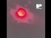 خورشید قرمز رنگ در آسمان چین پدیدار شد/ ویدئو