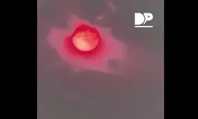 خورشید قرمز رنگ در آسمان چین پدیدار شد/ ویدئو