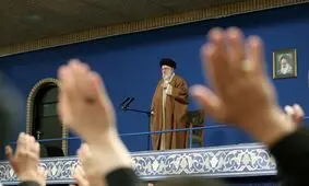 حاشیه نگاری از دیدار نوروزی اقشار مختلف مردم با رهبرانقلاب / از کف‌دست نویسی تا تکبیر محکم هنگام سیلی به آمریکا