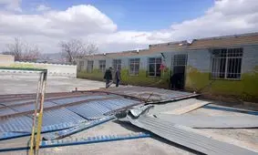 سقوط سقف شیروانی در حیاط یک مدرسه در «کَروَن» اصفهان/ ویدئو