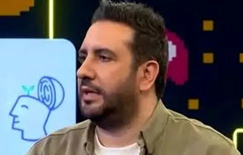 ماجرای علاقه شدید امید حاجیلی به یک خانم فاش شد/ عشقی که خاتمه یافته اما پایان نیافته/ ویدئو