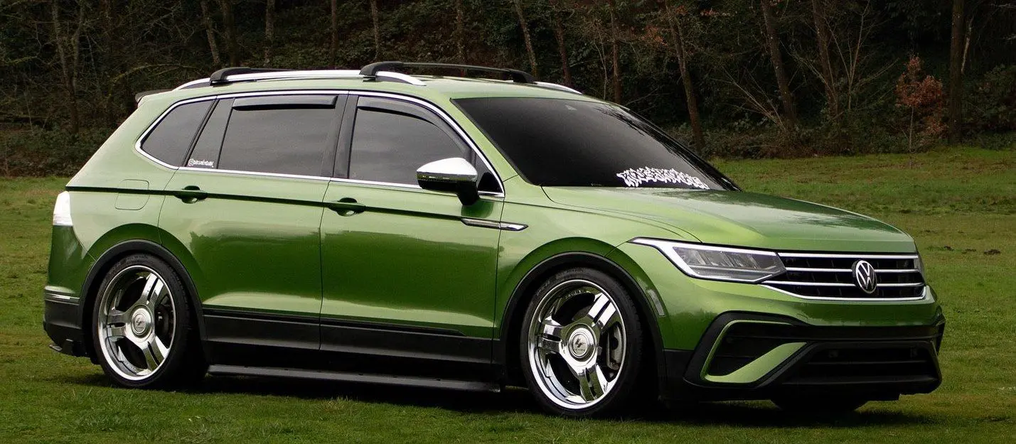 نمای جانبی فولکس‌واگن تیگوان شخصی‌سازی شده با ارتفاع کاهش‌یافته و رینگ‌های ۲۰ اینچی براق لکسانی مدل Tressa XL.