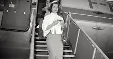 سفر در زمان؛ «اشرف پهلوی» در کنار «قدبلندترین مرد ایران»؛ سال 1330 