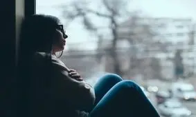 ۸ علامت پنهان افسردگی که باید جدی بگیرید