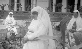  سفر به تاریخ؛ «عصمت‌الدوله، دختر ناصرالدین شاه» در کنار مادرشوهرش «ماه‌نسا خانم»