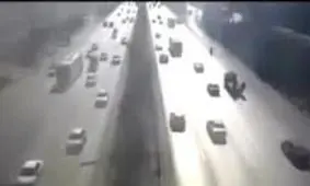 لحظه بسیار تلخ تصادف مرگبار یک زن در بزرگراه دستجردی اصفهان/ ویدئو