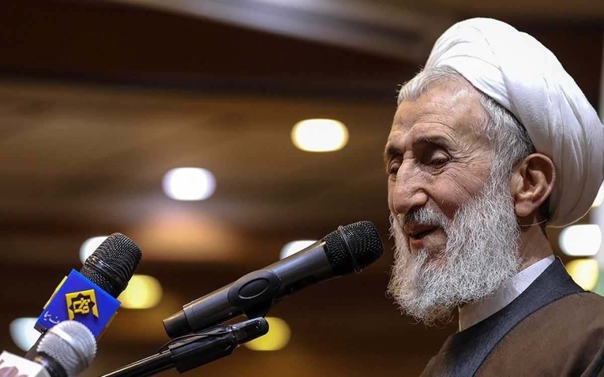 اگر میبینیم رهبر انقلاب میهمانان را روی زیلو پذرایی میکنند سبک امام علی است