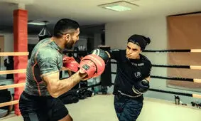 بازیگر زن و بوکسور مشهور از استایل مشکی خود رونمایی کرد/ عکس