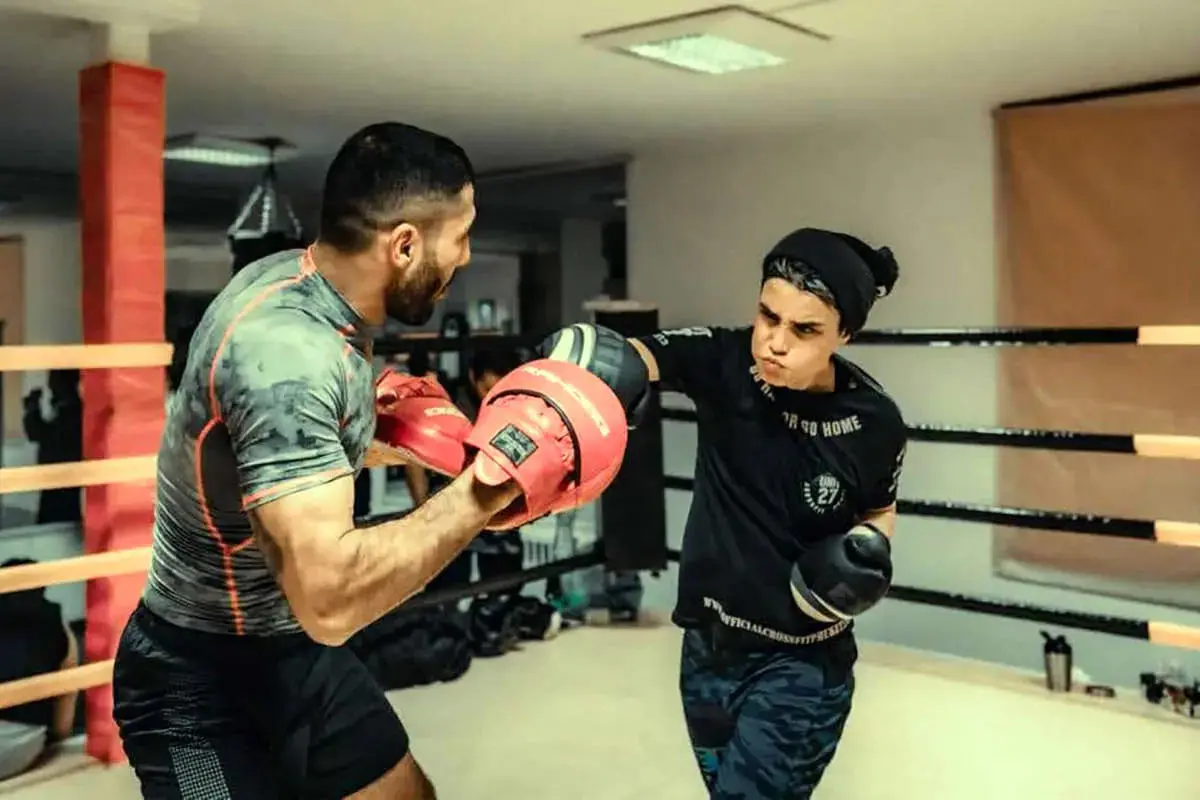 بازیگر زن و بوکسور مشهور از استایل مشکی خود رونمایی کرد/ عکس