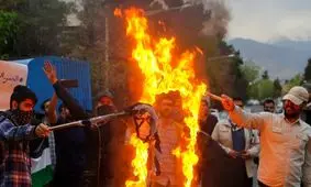 آتش زدن پرچم اسرائیل و آمریکا مقابل سفارت اردن در تهران/ تصاویر