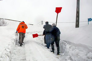 چهارمین روز بارش برف در کوهرنگ؛ زیر برف رفتن خانه ها/ تصاویر