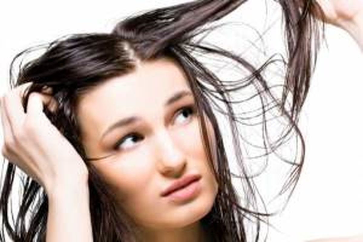 چند درمان خانگی برای کنترل چربی موی سر