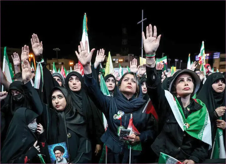 روزنامه اصولگرا :کسانی که در شب‌های نخست تجمعات خیابانی حضور داشتند و کم کم فاصله گرفتند، دشمن یا بی‌تفاوت نیستند؛ شعارهای سیاسی آزارشان داد