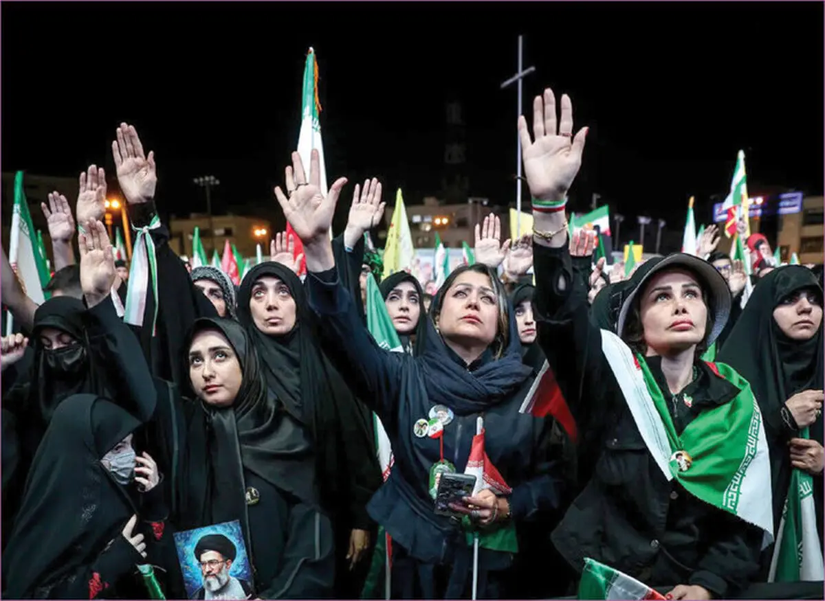 روزنامه اصولگرا :کسانی که در شب‌های نخست تجمعات خیابانی حضور داشتند و کم کم فاصله گرفتند، دشمن یا بی‌تفاوت نیستند؛ شعارهای سیاسی آزارشان داد
