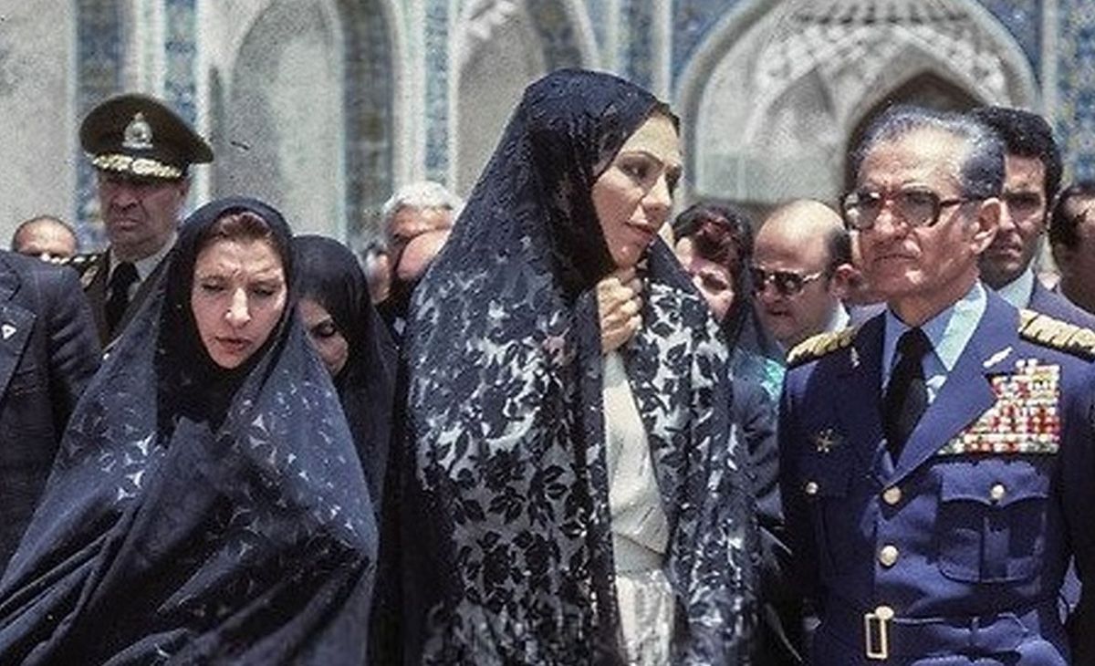  سفر به تاریخ؛ بازدید «فرح» و «محمدرضا پهلوی» از حرم امام رضا علیه‌السلام 