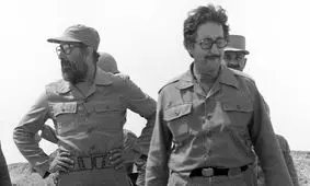 سفر به تاریخ؛ «بنی‌صدر، چمران و فرماندهان ارتش» در اتاق جنگ در حال بررسی یک نقشه؛ سال 59 