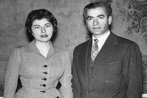 محمدرضا پهلوی و همسرش ثریا اسفندیاری در مراسم افتتاح آرامگاه ابوعلی سینا/ تصاویر


