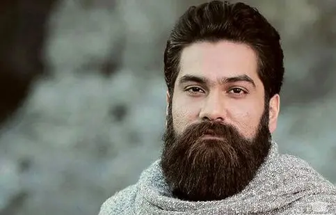 علی زند وکیلی روی خطوط ریلی از وطن خواند/ ویدئو