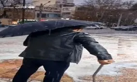 بارش تگرگ خیابان‌های کرمانشاه را سفیدپوش کرد/ ویدئو