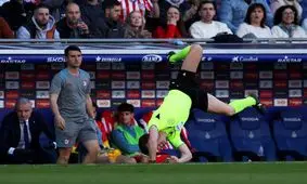 عجیب‌ترین صحنه فوتبال: کمک‌داور برعکس شد